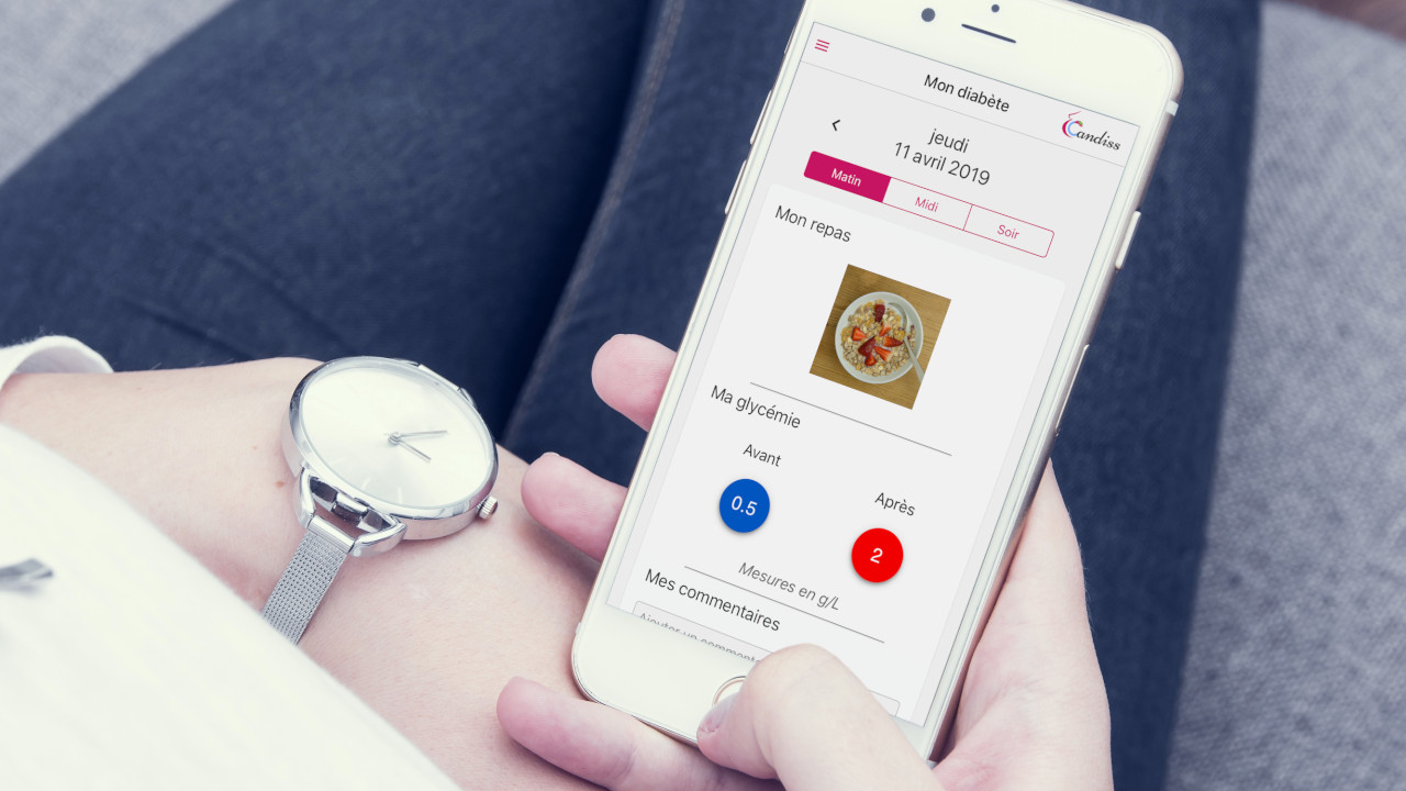 Femme utilisant l'application de télésuivi du diabète gestationnel Candiss